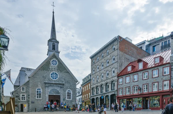 Tourists visiting the old  church in Quebec city — Stock Photo, Image