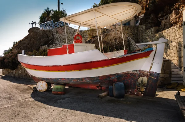 Barco de pesca típico grego — Fotografia de Stock