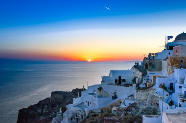 Santorini'de Ege Denizi üzerinden günbatımı