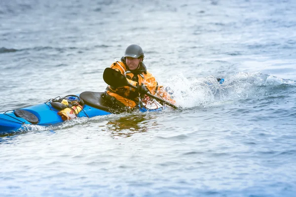 Kayaker w akcji — Zdjęcie stockowe