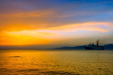 cruise gemi silueti ile Ege Denizi'ndeki günbatımı 