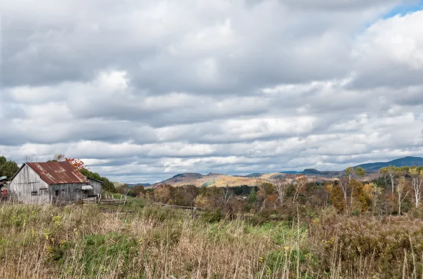 Vieille grange rustique rosâtre — Photo