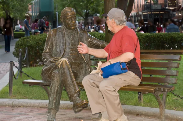 Conversation between seniors — Stock Photo, Image