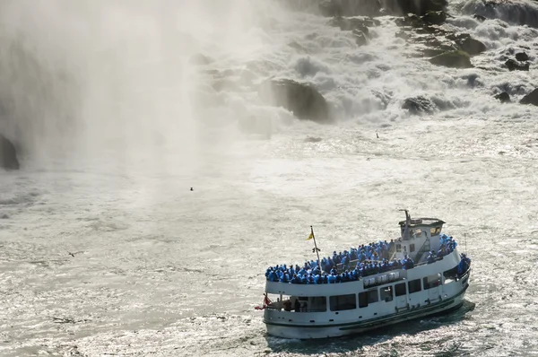 Bateau de croisière avec des gens face aux chutes du Niagara — Photo