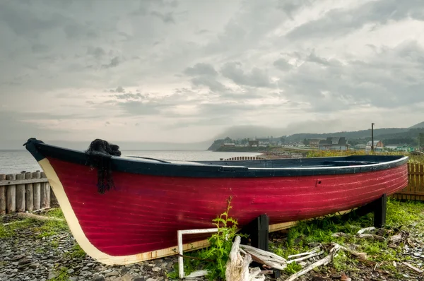 Vecchia barca rossa abbandonata — Foto Stock