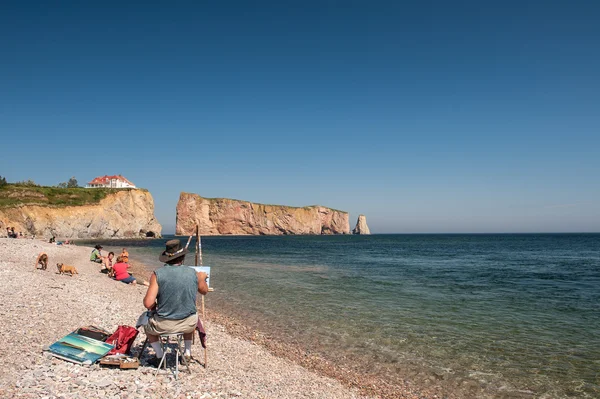 Пляжная сцена в Perce Rock — стоковое фото