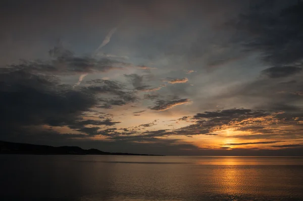 Paisaje nublado en el crepúsculo en el mar —  Fotos de Stock