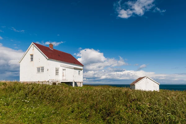 Vieja casa blanca de madera y cobertizo — Foto de Stock