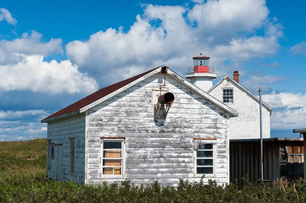 Staromodny rustykalny dom i latarnia morska — Zdjęcie stockowe