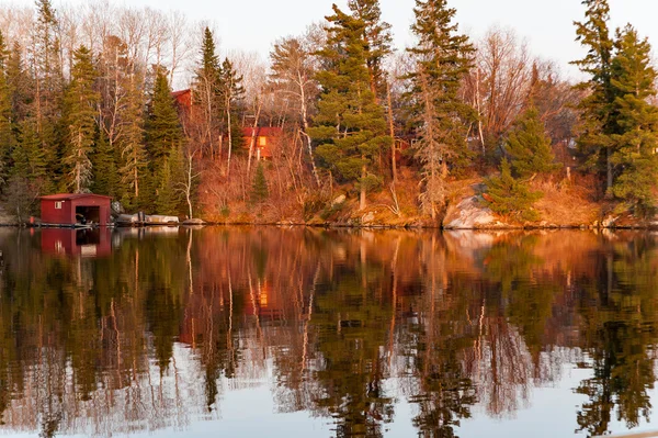 Farbenfrohe Spiegelungen auf einem See — Stockfoto