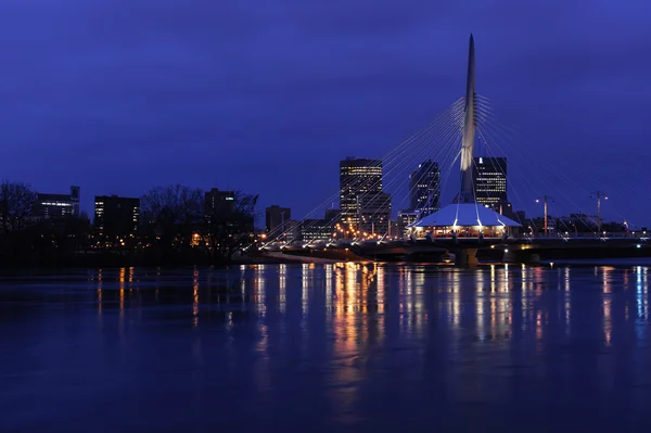 yaşlı mezar taşları ve St.Boniface Katedrali