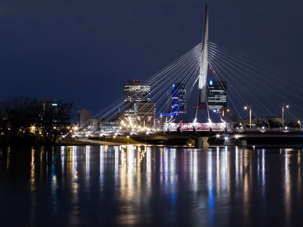 Pont de l'Esplanade Riel la nuit — Photo