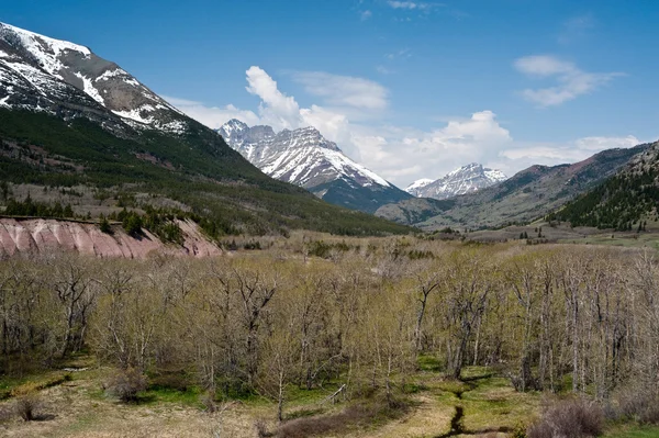 Malerischer Blick auf felsige Berge auf dem Red Rock Parkway — Stockfoto