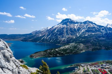 Waterton Gölü ve townsite gidilebilinir zirvesinde