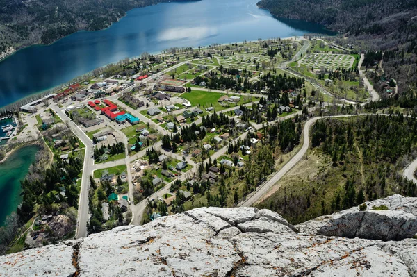 Waterton Lake e vista aérea da cidade — Fotografia de Stock