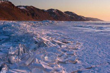 Günbatımında Sibirya 'da Baykal Gölü' nde yansıması olan bir yığın güzel buz mırıldanır. Doğal arkaplan.