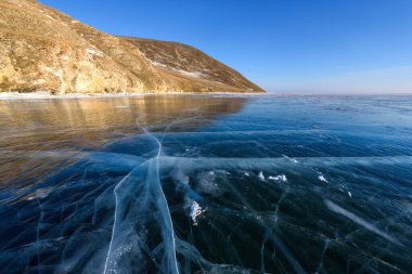 Rusya 'nın kışın Baykal Gölü' nün yüzeyindeki derin gaz kabarcıklarından ve çatlaklardan oluşan buz üzerindeki güzel çizimlerin görüntüsü