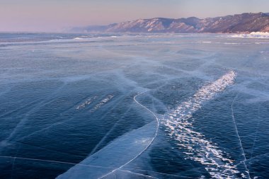 Rusya 'nın kışın Baykal Gölü' nün yüzeyindeki derin gaz kabarcıklarından ve çatlaklardan oluşan buz üzerindeki güzel çizimlerin görüntüsü