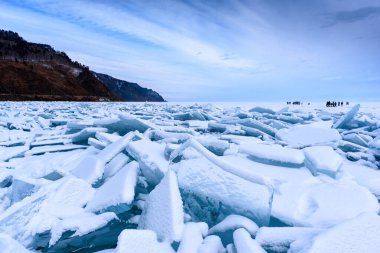 Sibirya 'daki Baykal Gölü' nde bir yığın buzdan hummoz var. Doğal arkaplan.