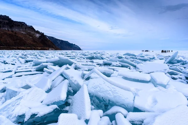 Sibirya 'daki Baykal Gölü' nde bir yığın buzdan hummoz var. Doğal arkaplan.