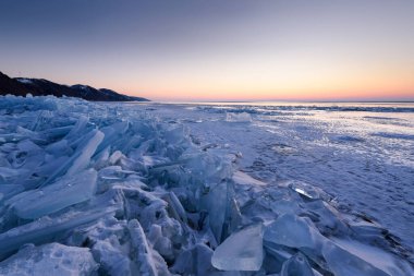 Günbatımında Sibirya 'da Baykal Gölü' nde yansıması olan bir yığın güzel buz mırıldanır. Doğal arkaplan.