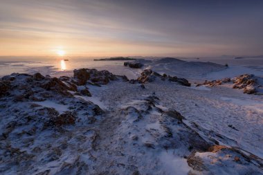 Kışın büyük donmuş göl ve dağın tepesine bakın, Baykal Gölü, Rusya