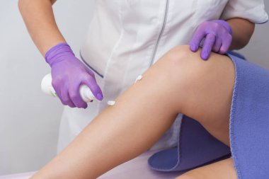 Kozmetik prosedür bacaklara krem sürerek epilasyon krem sürerek cilt yumuşamasını sağlar.