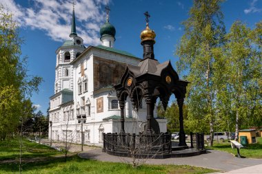 Rusya, Irkutsk - 27 Mayıs 2021: Irkutsk şehir merkezindeki Spasskaya Kilisesi Irkutsk 'taki en eski taş binalardan biridir.