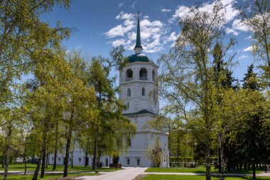 Rusya, Irkutsk - 27 Mayıs 2021: Irkutsk şehir merkezindeki Spasskaya Kilisesi Irkutsk 'taki en eski taş binalardan biridir.