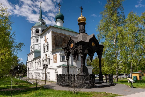 Russia, Irkutsk - May 27, 2021: Spasskaya Church of Chist the Saviour in the center of Irkutsk city is one of the oldest stone building in Irkutsk — Stock Photo, Image