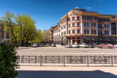 Rusya, Irkutsk - 27 Mayıs 2021: Rusya Bankası yaz güneşli havalarda inşa ediliyor