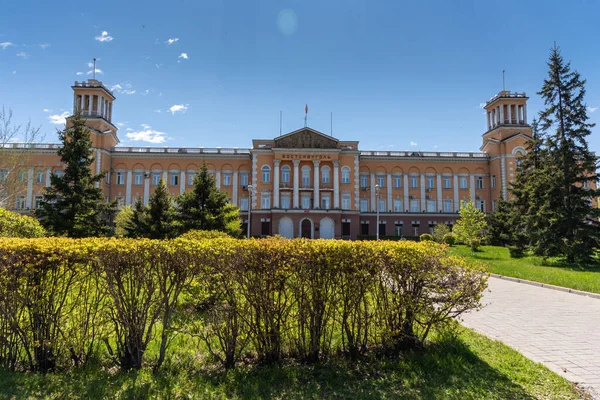 Russia, Irkutsk - May 27, 2021: Building Vostsibugol Trade and Industry Company. Tikhvinsky or Kirov Square — Stock Photo, Image