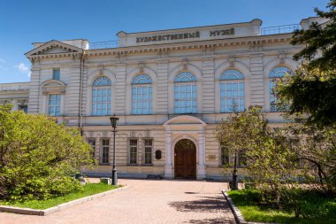 Rusya, Irkutsk - 27 Mayıs 2021: Irkutsk Bölgesel Sanat Müzesi güneşli bahar gününde