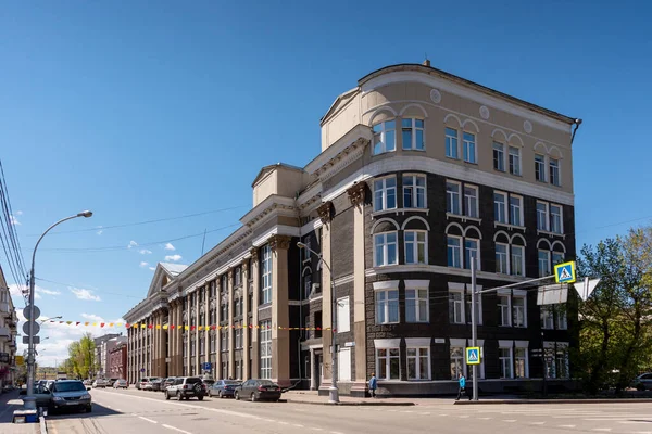 Russland, irkutsk - 27. Mai 2021: management der ostsibirischen bahn. Das Gebäude wurde vom Architekten d. holstein in den 50er Jahren des letzten Jahrhunderts entworfen. — Stockfoto