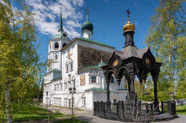 Rusya, Irkutsk - 27 Mayıs 2021: Irkutsk şehir merkezindeki Spasskaya Kilisesi Irkutsk 'taki en eski taş binalardan biridir.