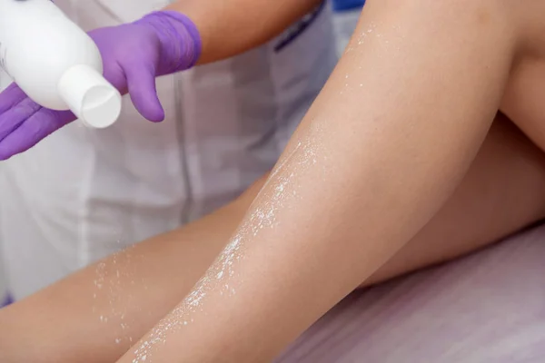 Procedimiento cosmético aplicando talco en las piernas depilación depilación depilación frotamiento talco ablandamiento de la piel — Foto de Stock
