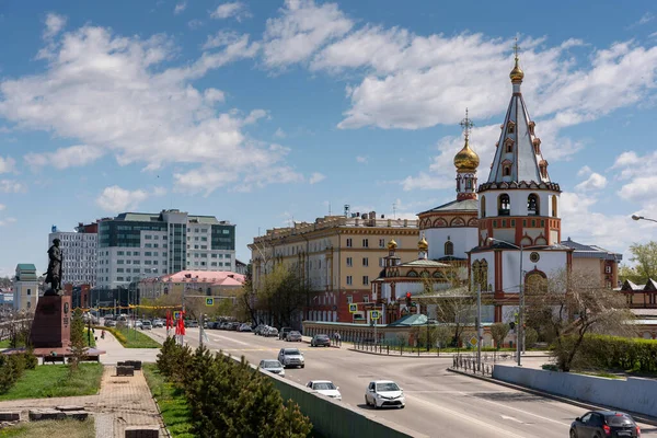 Rusia, Irkutsk - 27 de mayo de 2021: La Catedral de la Epifanía del Señor. Iglesia ortodoxa cerca del terraplén y del parque del río Angara —  Fotos de Stock