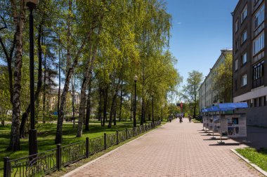 Rusya, Irkutsk - 27 Mayıs 2021: Lenin Caddesi 'nde, güneşli bir bahar günü şehrin tarihi merkezinde Antey mağazasının yakınında.