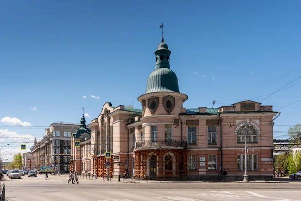 Rusia, Irkutsk - 27 de mayo de 2021: Russian - Asian Bank, Irkutsk Branc. En la actualidad, es una clínica 2. El edificio fue construido en 1910-1911. — Foto de Stock