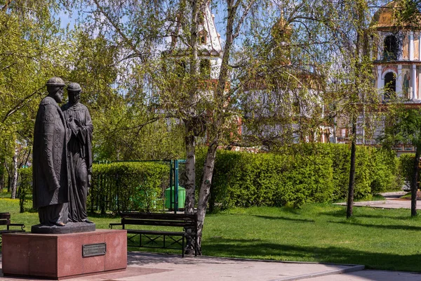 Russland, Irkutsk - 27. Mai 2021: Denkmal für die Heiligen Petrus und Fevronia von Murom im Frühjahr — Stockfoto
