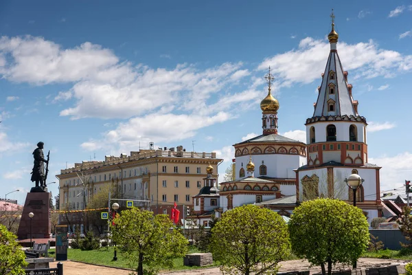 Rusia, Irkutsk - 27 de mayo de 2021: La Catedral de la Epifanía del Señor. Iglesia ortodoxa cerca del terraplén y del parque del río Angara —  Fotos de Stock