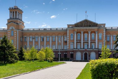 Rusya, Irkutsk - 27 Mayıs 2021: Vostsibugol Ticaret ve Sanayi Şirketi. Tikhvinsky veya Kirov Meydanı