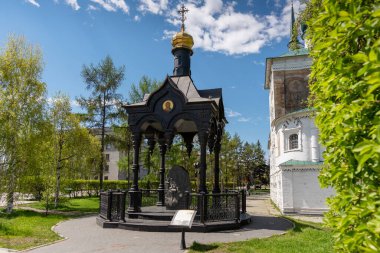 Rusya, Irkutsk - 27 Mayıs 2021: Irkutsk şehir merkezindeki Spasskaya Kilisesi Irkutsk 'taki en eski taş binalardan biridir.