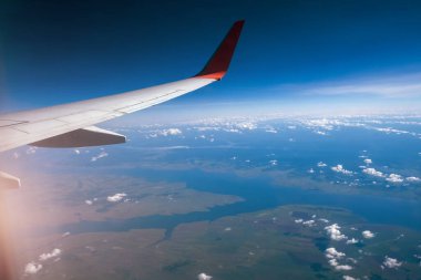 Uçak penceresinden kanada klasik görüntü. Rusya üzerinde uçuş manzarası