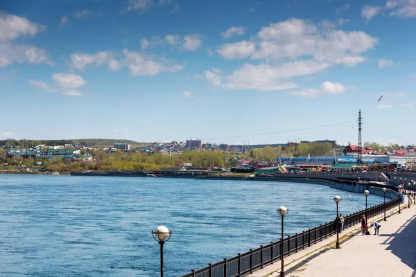 Vue du remblai ensoleillé de la rivière Angara à Irkoutsk, Russie — Photo