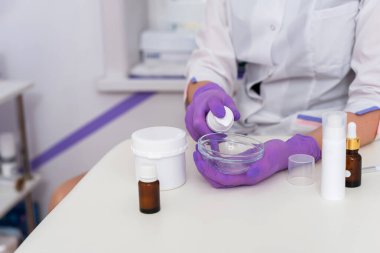 Bireysel kullanım için deriyi formüle edip karıştırmak. Kozmetik boş şişe kapları ve bilimsel cam eşyalar. Güzellik ürünü konseptini araştır ve geliştir.