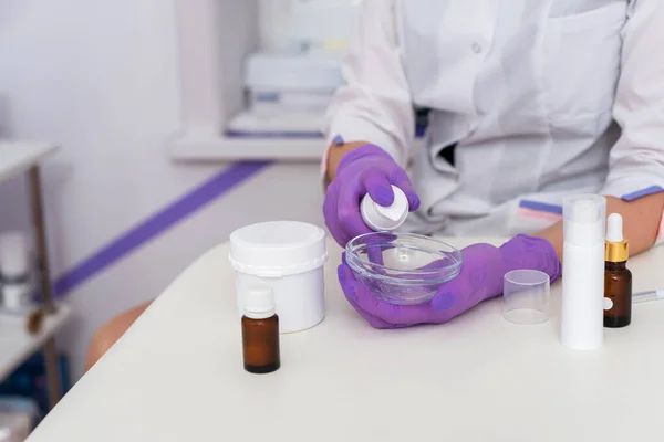 Bireysel kullanım için deriyi formüle edip karıştırmak. Kozmetik boş şişe kapları ve bilimsel cam eşyalar. Güzellik ürünü konseptini araştır ve geliştir.