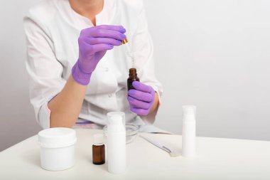 Bireysel kullanım için deriyi formüle edip karıştırmak. Kozmetik boş şişe kapları ve bilimsel cam eşyalar. Güzellik ürünü konseptini araştır ve geliştir.