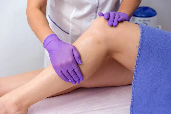 Procedimiento cosmético aplicación de crema en las piernas depilación depilación depilación frotamiento crema piel ablandamiento — Foto de Stock