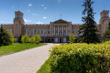 Rusya, Irkutsk - 27 Mayıs 2021: Vostsibugol Ticaret ve Sanayi Şirketi. Tikhvinsky veya Kirov Meydanı